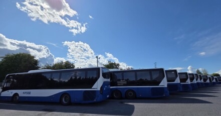 Linja-autoja Nekalan varikon pihalla.